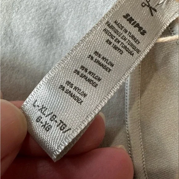 NWT SKIMS Essential Off-The-Shoulder Bodysuit - Picture 3 of 3